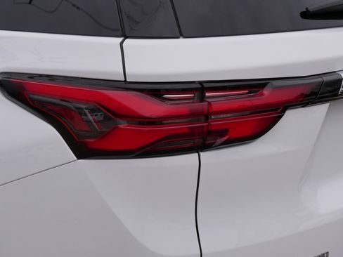 Used 2023 Chevrolet Traverse LT AWD/4WD image 17