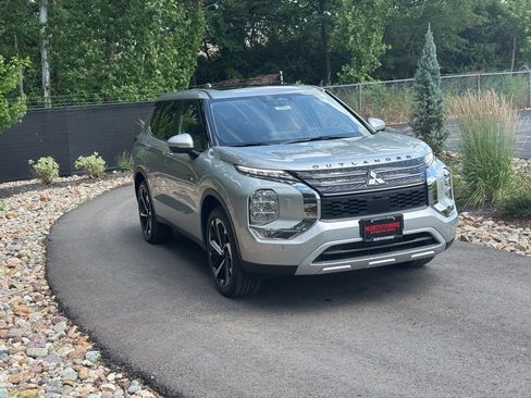 New 2025 Mitsubishi Outlander SE image 7