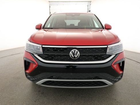 Used 2022 Volkswagen Taos SE w/ Panoramic Sunroof Package image 2