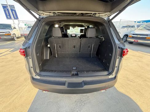 Used 2023 Chevrolet Traverse RS FWD image 9