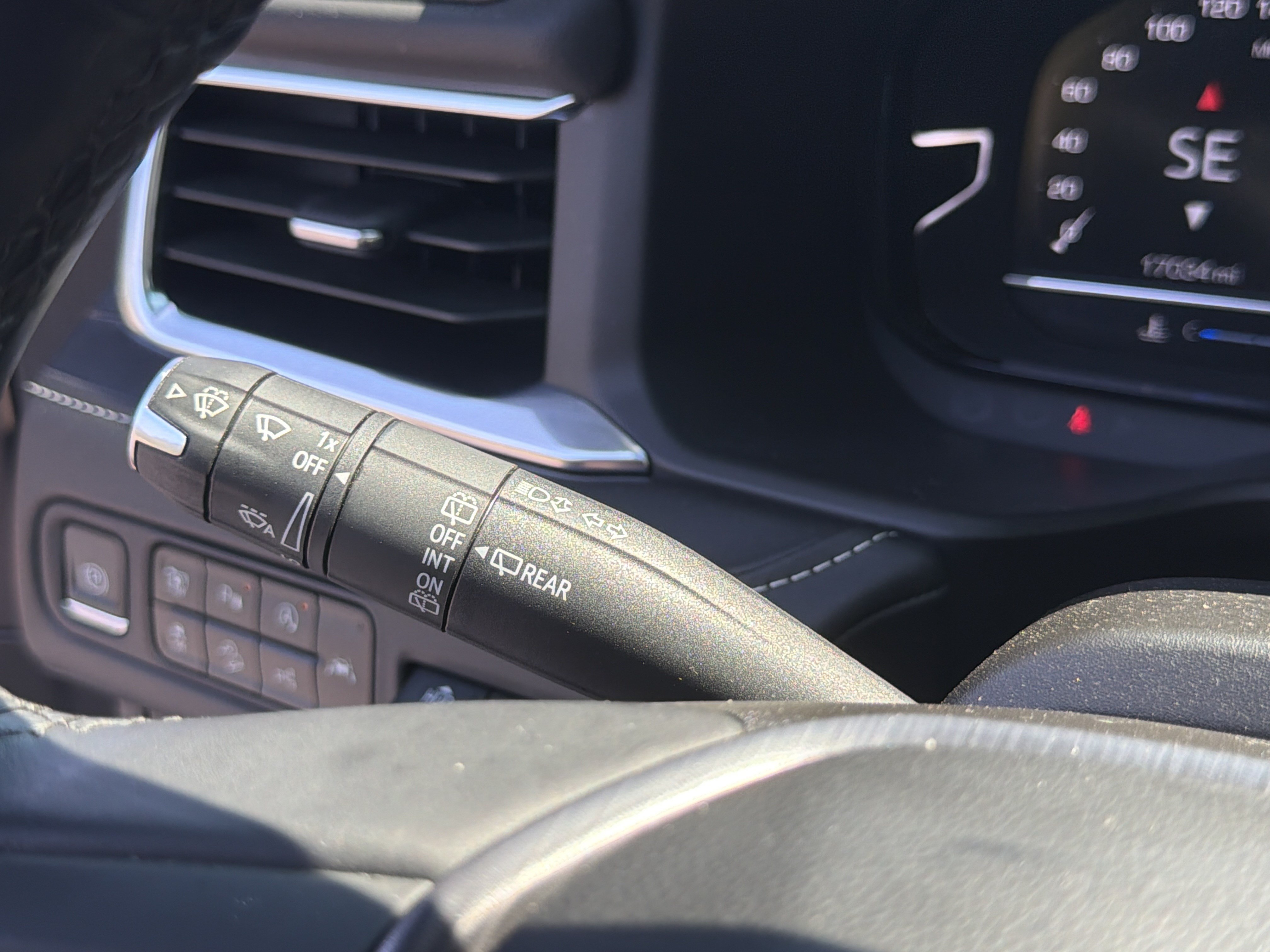 Used 2023 GMC Yukon Denali Ultimate w/ LPO, Floor Liner Package AWD/4WD image 32