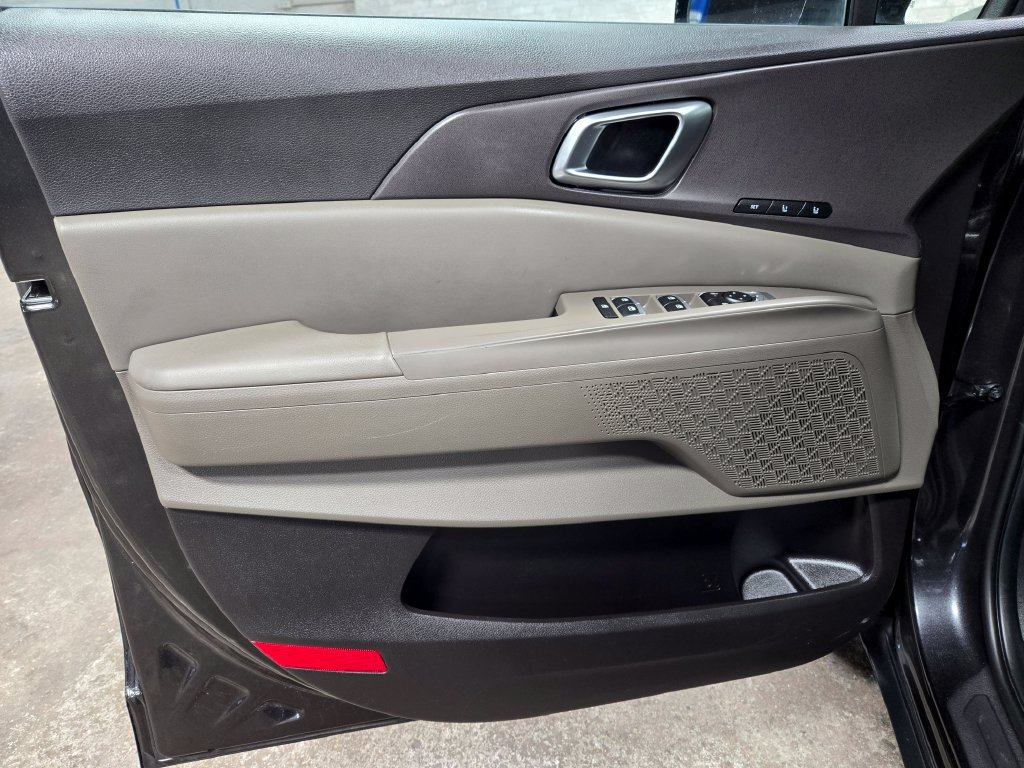 Used 2025 Kia Carnival SX FWD image 7