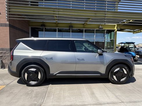 Used 2024 Kia EV9 Light Long Range RWD image 9