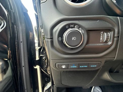 Used 2024 Jeep Wrangler Unlimited Sahara w/ Technology Group AWD/4WD image 28