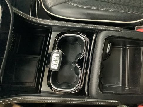 Used 2024 Chrysler Pacifica Limited w/ Uconnect Theater Family Group image 23