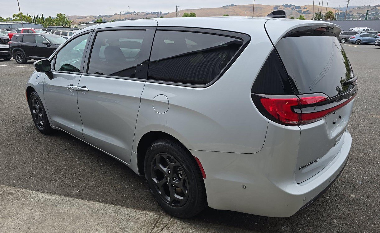 Used 2023 Chrysler Pacifica Touring-L w/ S Appearance Package FWD image 6