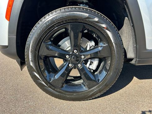 New 2025 Jeep Grand Cherokee L Limited w/ Black Appearance Package AWD/4WD image 9