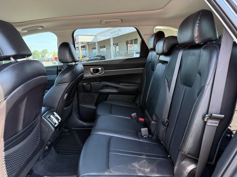Certified 2022 Kia Sorento S w/ Panoramic Sunroof Package AWD/4WD image 15