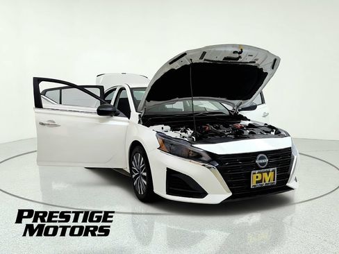 Used 2025 Nissan Altima 2.5 SV FWD image 11