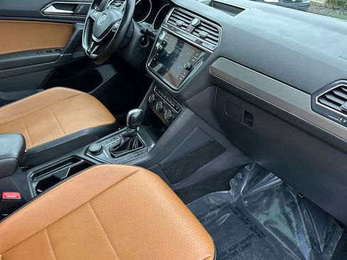 Used 2018 Volkswagen Tiguan SE w/ Panoramic Sunroof Package image 18