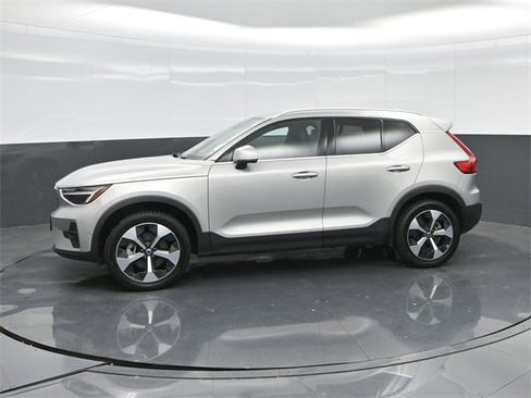 Used 2024 Volvo XC40 B5 Plus image 10
