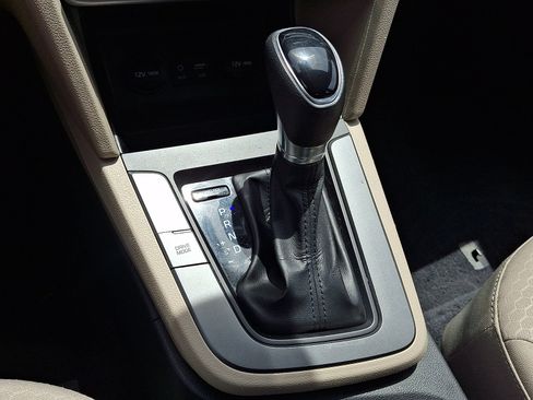 Used 2020 Hyundai Elantra SE w/ Winter Weather Package FWD image 13