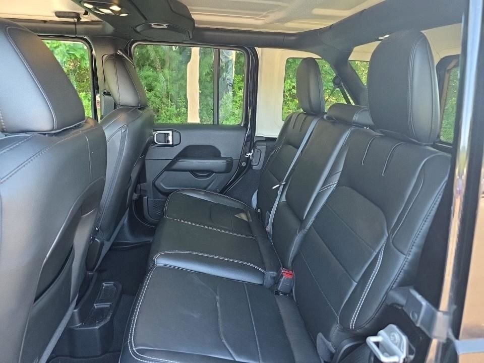 Used 2022 Jeep Wrangler Unlimited Sahara w/ Cold Weather Group AWD/4WD image 17