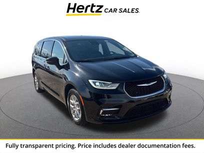 Used 2025 Chrysler Pacifica Select