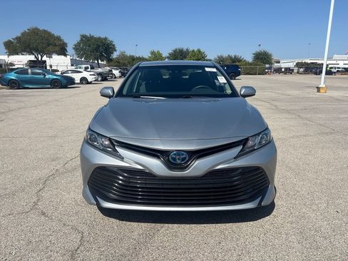 Used 2018 Toyota Camry LE FWD image 2