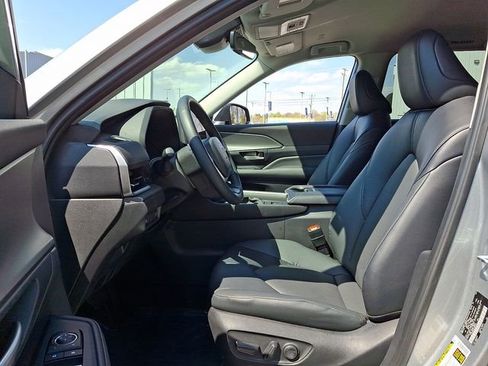 Used 2025 Toyota Grand Highlander AWD image 13