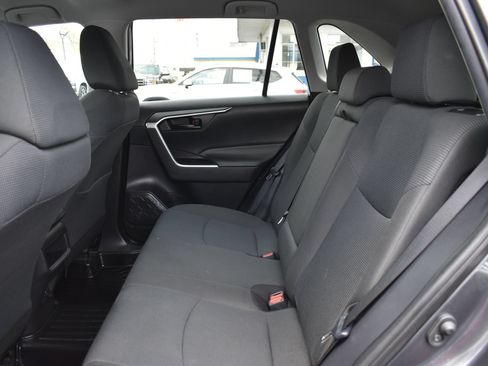 Used 2021 Toyota RAV4 LE FWD image 16