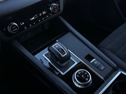 Used 2024 Mitsubishi Outlander AWD image 20