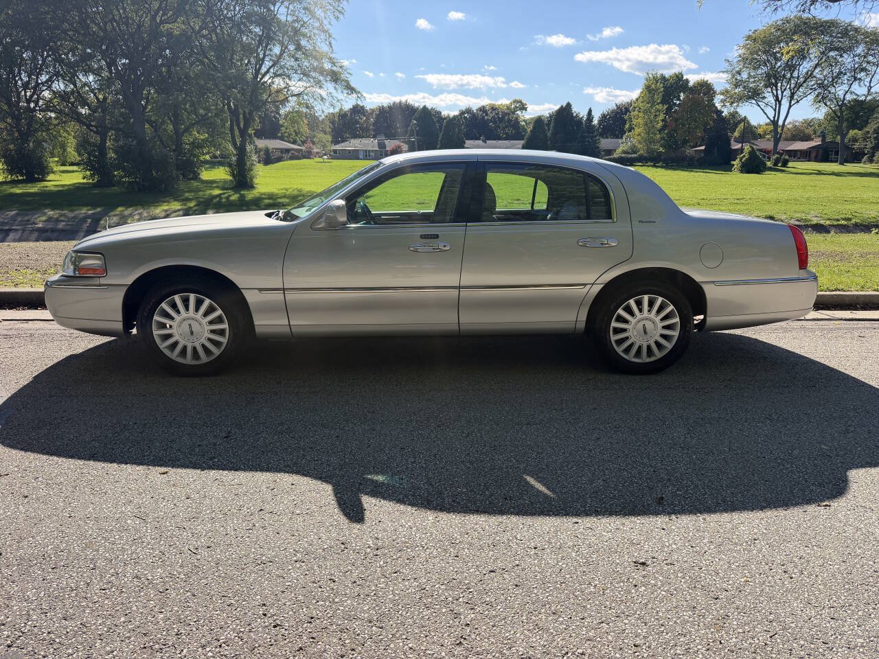Used 2005 Lincoln Town Car Signature RWD image 2