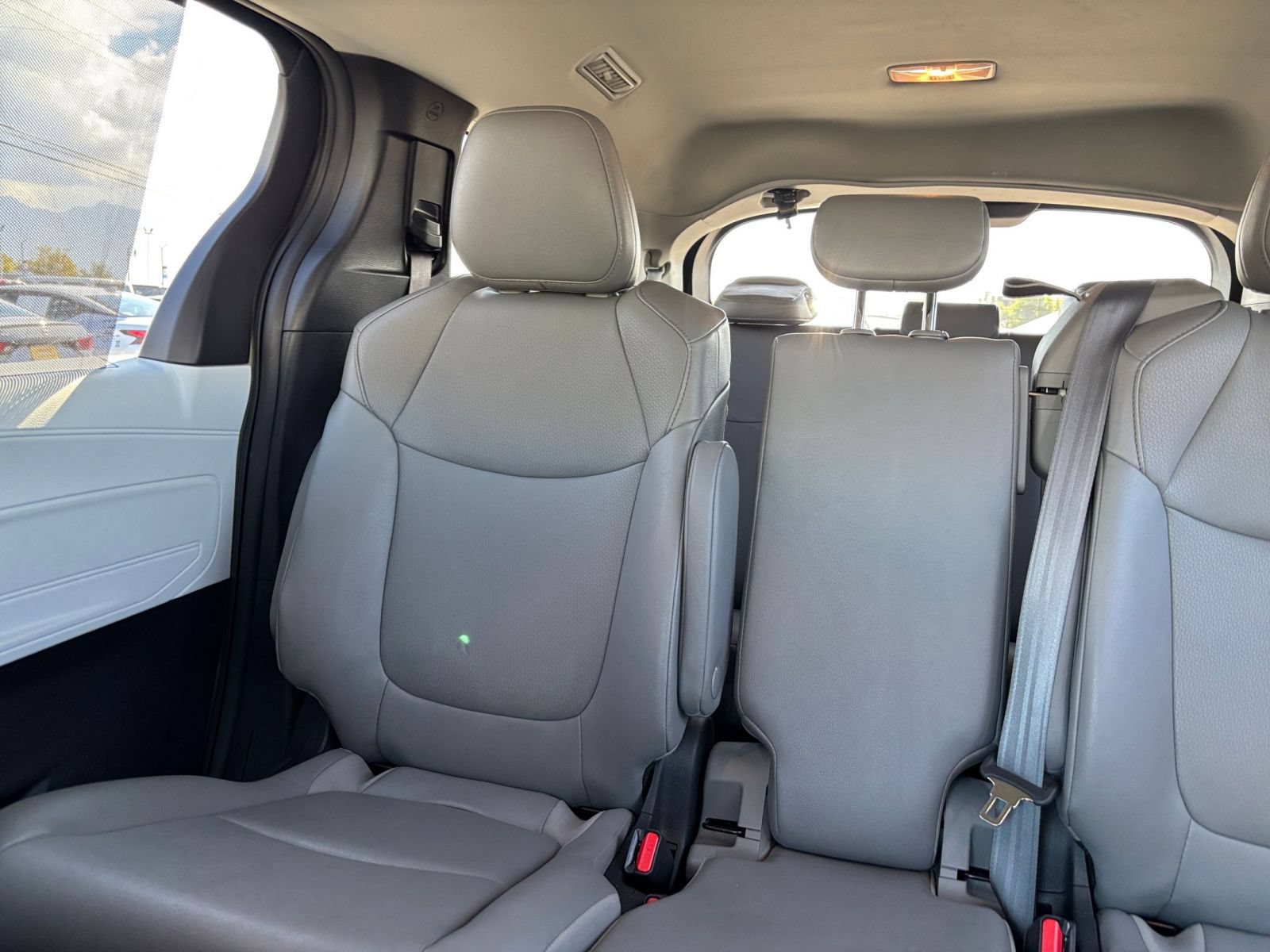 Used 2025 Toyota Sienna XLE FWD image 41