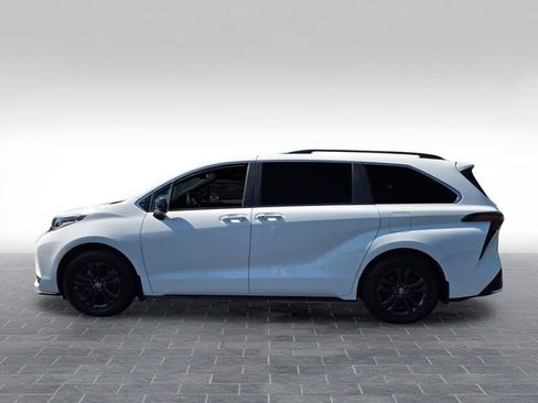 Used 2024 Toyota Sienna XSE w/ XSE Plus Package AWD/4WD image 4