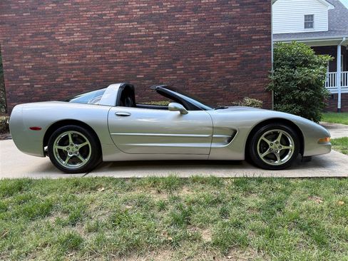 Used 2004 Chevrolet Corvette Coupe w/ Preferred Equipment Group image 37