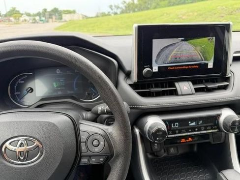 Used 2025 Toyota RAV4 XLE AWD/4WD image 11