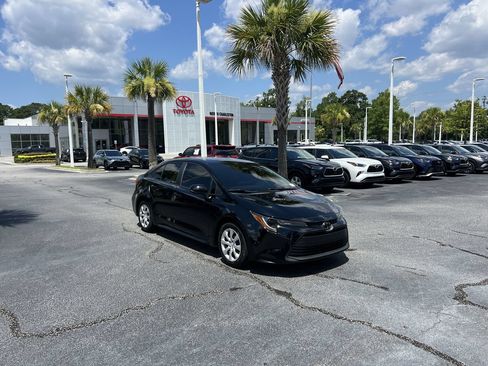 Used 2024 Toyota Corolla LE FWD image 2