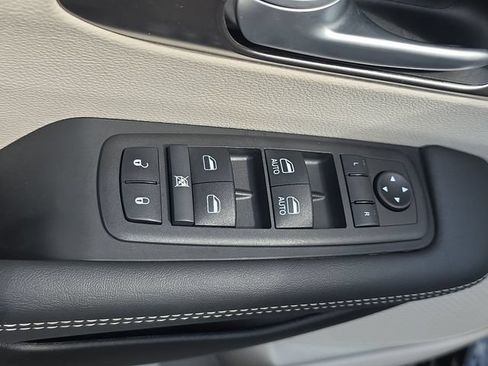 Used 2024 Chrysler Pacifica Touring-L AWD/4WD image 20