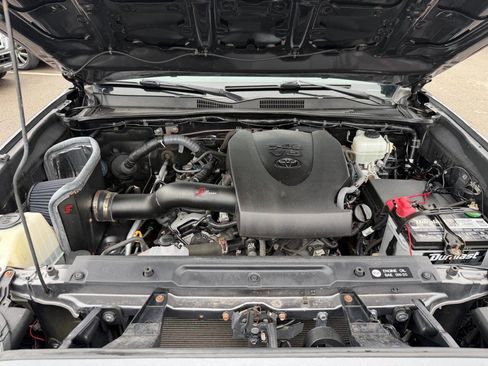 Used 2016 Toyota Tacoma TRD Off-Road w/ Premium & Technology Package image 31