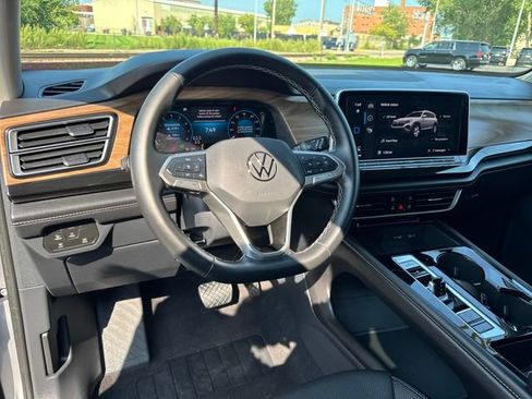 Used 2025 Volkswagen Atlas SE AWD/4WD image 14