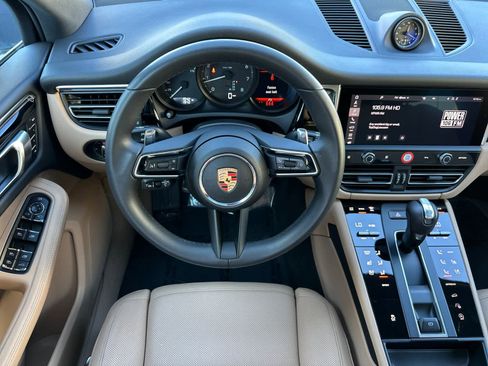 Certified 2025 Porsche Macan image 15