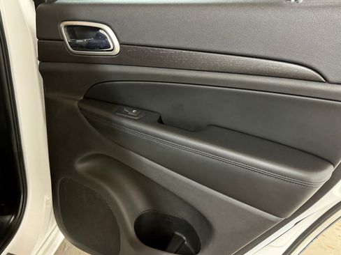 Used 2017 Jeep Grand Cherokee Altitude RWD image 31