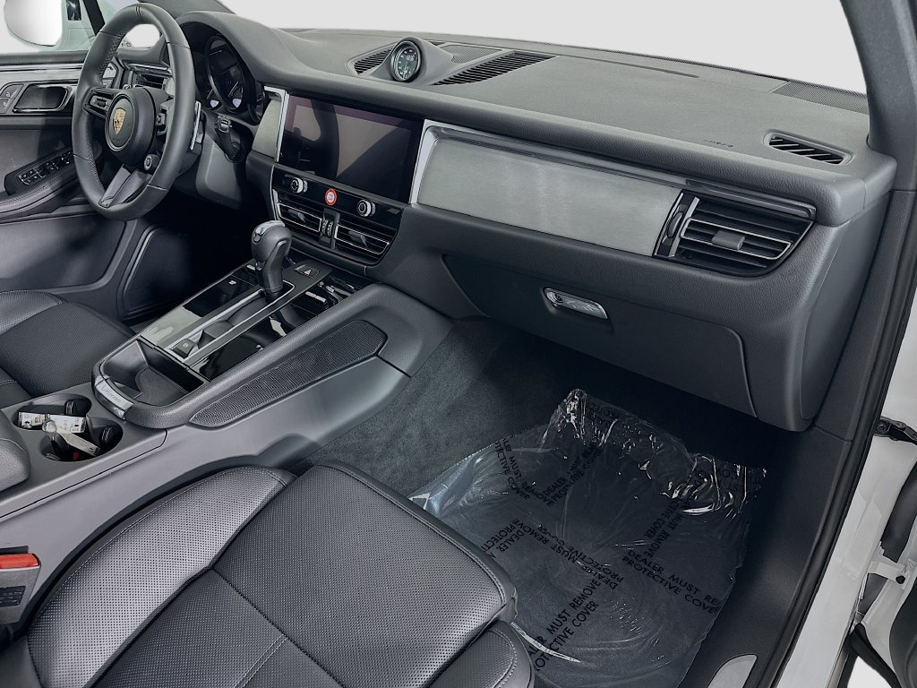 Certified 2025 Porsche Macan AWD/4WD image 31