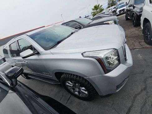 Used 2019 GMC Yukon XL Denali image 2