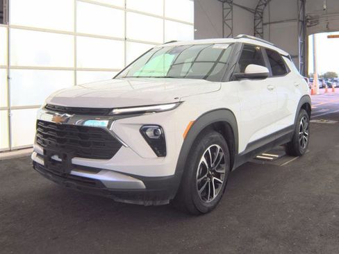Used 2025 Chevrolet TrailBlazer LT AWD/4WD image 2