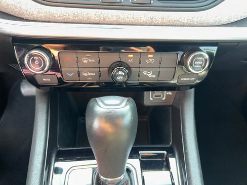 Used 2024 Jeep Compass Latitude AWD/4WD image 18