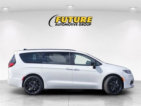 New 2026 Chrysler Pacifica Limited w/ S Appearance Package image 2