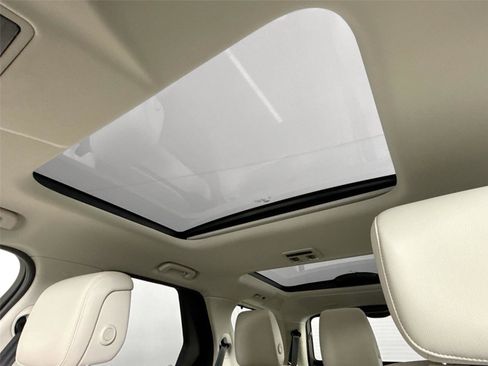 Used 2024 Land Rover Discovery S image 6