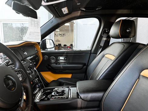 Used 2020 Rolls-Royce Cullinan Black Badge image 25