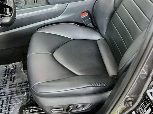 Used 2021 Toyota Highlander XLE AWD/4WD image 18