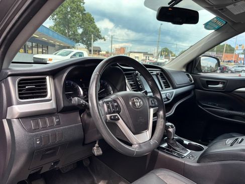 Used 2014 Toyota Highlander XLE FWD image 18