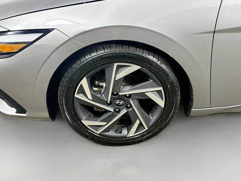 Used 2025 Hyundai Elantra Limited FWD image 8