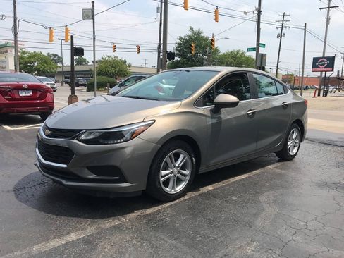 Used 2017 Chevrolet Cruze LT FWD image 4