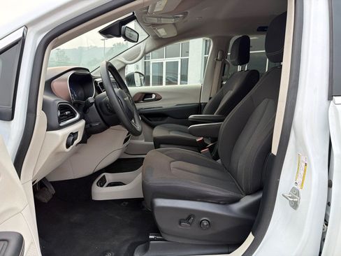 Used 2024 Chrysler Voyager LX FWD image 17