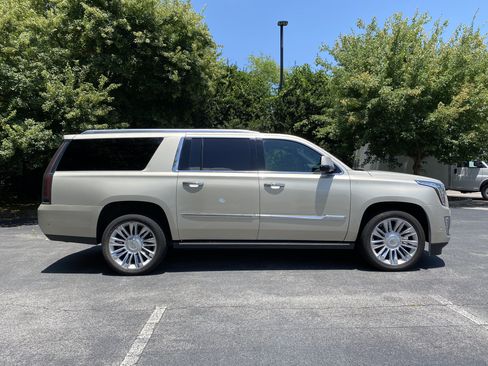 Used 2017 Cadillac Escalade ESV Platinum AWD/4WD image 10