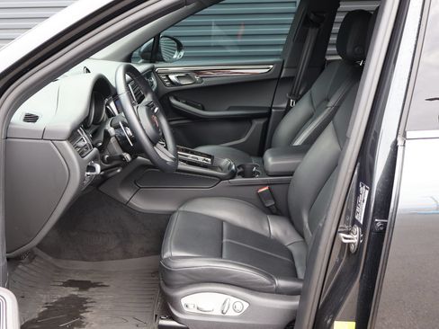 Certified 2023 Porsche Macan AWD/4WD image 5