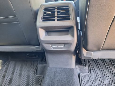 Used 2025 Volkswagen Tiguan SE FWD image 28