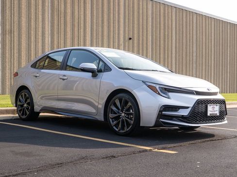 Used 2024 Toyota Corolla SE image 2