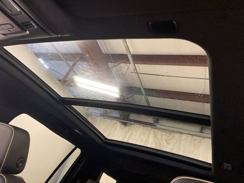 Used 2023 GMC Yukon XL SLT image 16